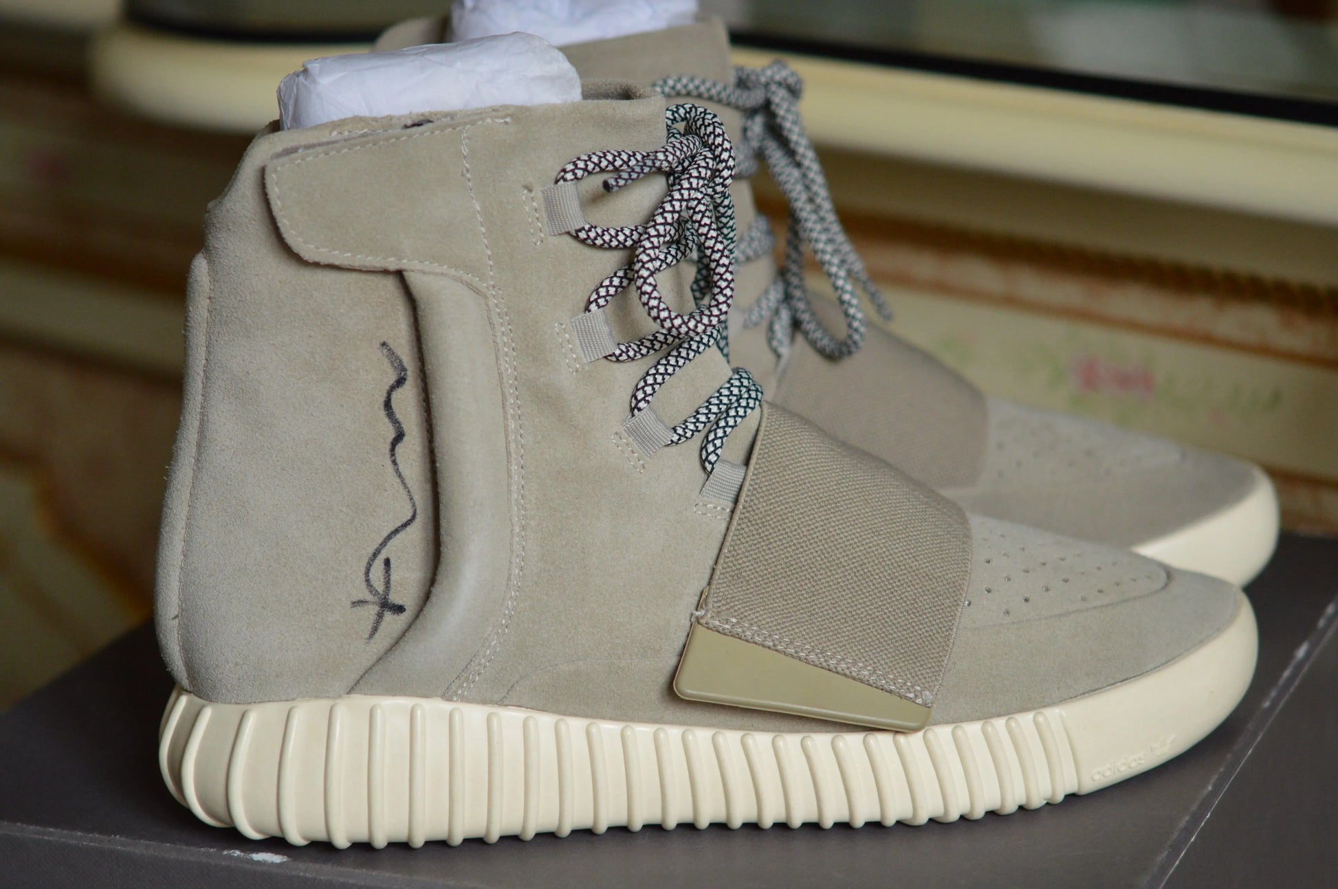 Yeezy 750 OG Light Brown (Signed by Kanye West) - HIDEOUT
